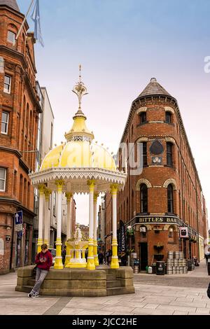 Belfast, Regno Unito - 21 maggio 2022: La fontana Jaffe Memorial termina il Flatiron Palace con il bar Bittles nel centro di Belfast Foto Stock