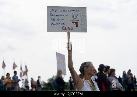 (220612) -- WASHINGTON, D.C., 12 giugno 2022 (Xinhua) -- la gente si riunisce durante un rally che declina la violenza crescente delle armi mentre spinge i politici ad agire a Washington, DC, gli Stati Uniti, 11 giugno 2022. PER ANDARE CON 'caratteristica: Americani disordine pistola violenza, inazione politica a raduni nazionali' (Xinhua/Liu Jie) credito: Liu Jie/Xinhua/Alamy Live News Foto Stock