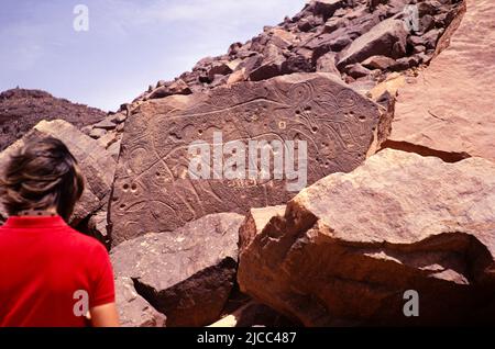 Sculture rupestri preistoriche, nei pressi di D'janet, Algeria, Nord Africa 1973 Parco Nazionale di Tassili N'Ajjer Foto Stock