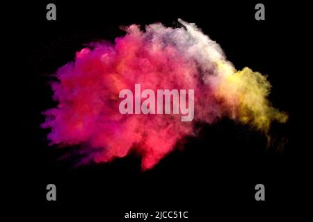 Le vivaci forme multicolore di vernice a polvere esplodono di fronte a uno sfondo nero per regalare fantastiche esplosioni multicolore. Foto Stock