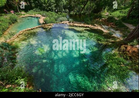 Bellissimo paesaggio a piccola città di Orbaneja del Castillo, Burgos, Spagna, Europa Foto Stock