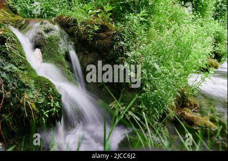 Bellissimo paesaggio a piccola città di Orbaneja del Castillo, Burgos, Spagna, Europa Foto Stock