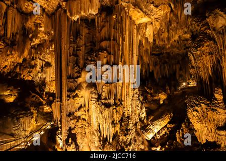 Imponenti stalattiti e stalagmiti formano l'impressionante scenario della grotta di pietra drippante Cueva de Nerja, nei pressi di Málaga, Andalusia, Spagna Foto Stock