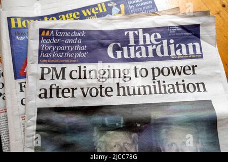 Boris Johnson 'PM Clinging to power after vote humiliation' giornale Guardian headline British politics 7 giugno 2022 Londra Inghilterra Gran Bretagna