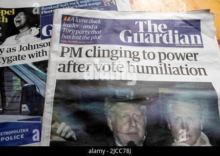 Boris Johnson 'PM Clinging to power after vote humiliation' giornale Guardian headline British politics 7 giugno 2022 Londra Inghilterra Gran Bretagna Foto Stock