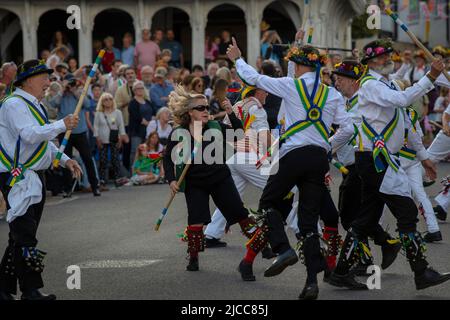 Thaxted, Essex, Regno Unito. 11th giugno 2022. Sam Harker del Baldock Midnight Morris a sinistra battaglie con i membri del Peterborough Side durante il massacro danzare su Town Street Thaxted. Una riunione dei club membri del Morris Ring che celebra il 90th anniversario della fondazione del lato o squadra di danza Thaxted Morris a Thaxted, North West Essex, Inghilterra Regno Unito. Nel tardo pomeriggio tutti i lati si riuniscono a Thaxted dove mas credito: BRIAN HARRIS / Alamy Live News Foto Stock