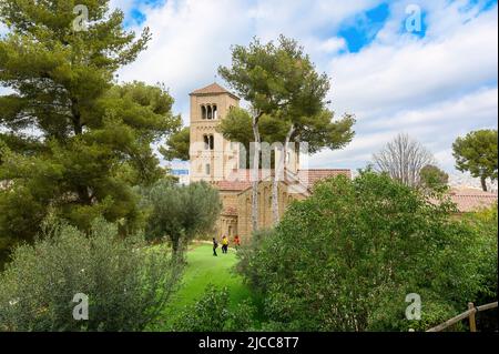 Monastero di Sant Miquel a Poble Espanyol a Barcellona, Spagna - Museo all'aperto, che mostra la tipica architettura regionale della Spagna. Foto Stock