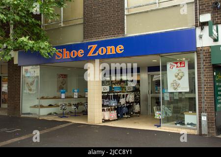 TIVERTON, Regno Unito - 21 GIUGNO 2021 la filiale di Tiverton di Shoe zone su Fore Street Foto Stock