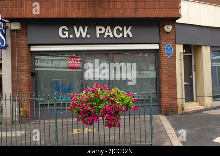 TIVERTON, Regno Unito - 21 GIUGNO 2021 il negozio G. W. Pack su Fore Street Foto Stock