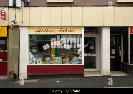 TIVERTON, Regno Unito - 21 GIUGNO 2021 il negozio di tessuti Malbers in Bampton Street Foto Stock