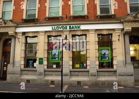 TIVERTON, Regno Unito - 21 GIUGNO 2021 la filiale di Tiverton della Lloyds Bank su Fore Street Foto Stock