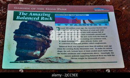 Colorado, USA - 4 MAGGIO 2018: - Cartello informativo 'The Amazing Balanced Rock', Garden of the Gods, Colorado Springs, USA Foto Stock