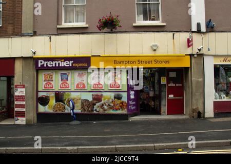 TIVERTON, Regno Unito - 21 GIUGNO 2021 la filiale di Tiverton del supermercato Premier in Bampton Street Foto Stock