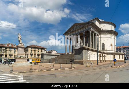 Chiesa Parrocchiale cattolica Gran Madre di Dio in Piazza Gran Madre a Torino, Piemonte, Italia. Paesaggio urbano con cielo blu e nuvole bianche Foto Stock