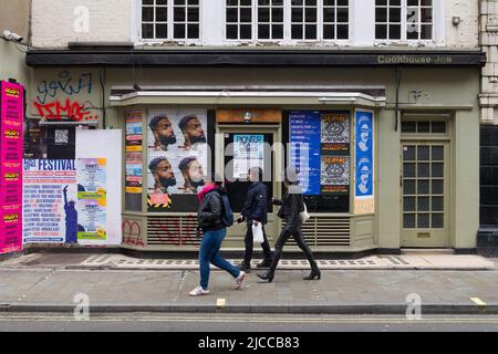 I pedoni all'esterno sono chiusi e saliti a bordo di un ristorante, Berwick Street, City of Westminster, London, UK. 5 Giu 2022 Foto Stock