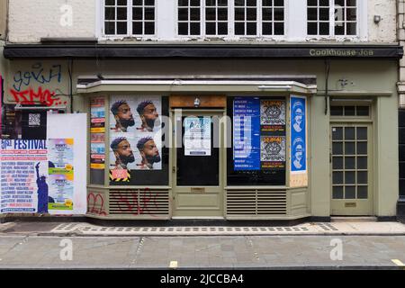 I pedoni all'esterno sono chiusi e saliti a bordo di un ristorante, Berwick Street, City of Westminster, London, UK. 5 Giu 2022 Foto Stock