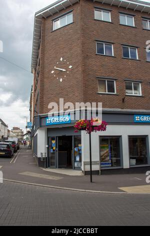 TIVERTON, Regno Unito - 30 GIUGNO 2021 filiale di Greggs Bakery su Gold Street Foto Stock