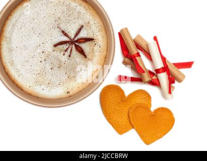 Tazza di caffè, note d'amore e cuori su sfondo bianco. Il concetto di dichiarazione d'amore, data d'amore Foto Stock