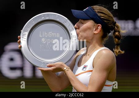 ROSMALEN - giocatore di tennis Ekaterina Alexandrova (Russia) vince la finale del torneo internazionale di tennis Libema Open. Il torneo di tennis olandese combinato per uomini e donne si terrà sui campi in erba di Autotron per dodici giorni. LEVIGATRICE ANP KING Foto Stock