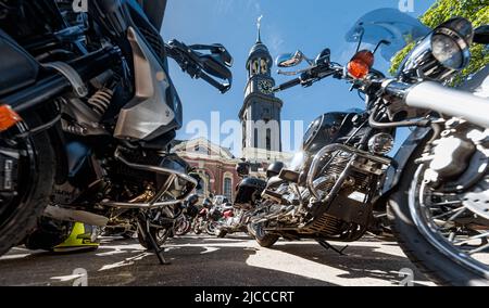 Amburgo, Germania. 12th giugno 2022. Motociclette parcheggiate di fronte alla chiesa principale di St. Michaelis per il servizio motociclistico di Amburgo (MoGo). Credit: Markus Scholz/dpa/Alamy Live News Foto Stock