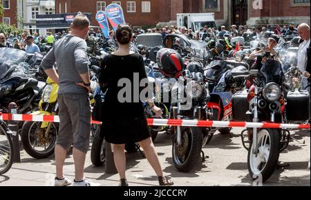 Amburgo, Germania. 12th giugno 2022. Motociclette parcheggiate di fronte alla chiesa principale di St. Michaelis per il servizio motociclistico di Amburgo (MoGo). Credit: Markus Scholz/dpa/Alamy Live News Foto Stock