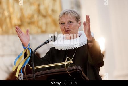 Amburgo, Germania. 12th giugno 2022. Il vescovo Kirsten Fehrs parla con il nastro di donazione MoGo nei colori dell'Ucraina sul suo braccio al servizio motociclistico di Amburgo (MoGo) nella Hauptkirche St.Michaelis. Credit: Markus Scholz/dpa/Alamy Live News Foto Stock