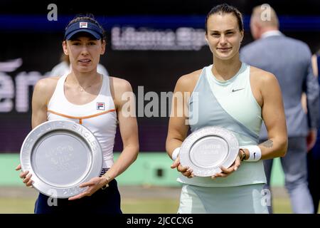 ROSMALEN - giocatore di tennis Ekaterina Alexandrova (Russia) vince la finale del torneo internazionale di tennis Libema Open. Il torneo di tennis olandese combinato per uomini e donne si terrà sui campi in erba di Autotron per dodici giorni. Destra numero due Aryna Sabalenka (Bielorussia). LEVIGATRICE ANP KING Foto Stock