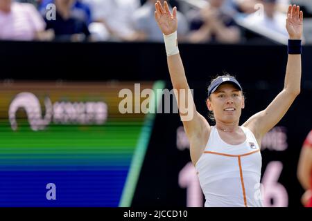 ROSMALEN - giocatore di tennis Ekaterina Alexandrova (Russia) vince la finale del torneo internazionale di tennis Libema Open. Il torneo di tennis olandese combinato per uomini e donne si terrà sui campi in erba di Autotron per dodici giorni. LEVIGATRICE ANP KING Foto Stock