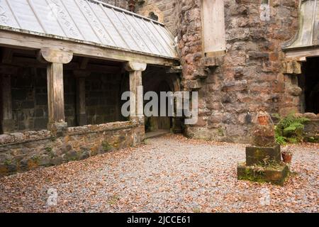 Esterno di St Conan's Kirk, Loch Awe, Argyll e Bute, Scozia, che mostra i dettagli del tetto con piombo. Foto Stock