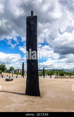 Vista di sculture di alberi di Christian Lapie dalla stazione ferroviaria TGV Gare de Champagne-Ardenne, Reims, Marne (51), Francia. Foto Stock