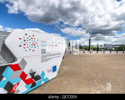 Pannello informativo per il parco d'affari Reims Bezannes vicino alla stazione TGV Gare de Champagne-Ardenne, Reims, Marne (51), Francia. Foto Stock