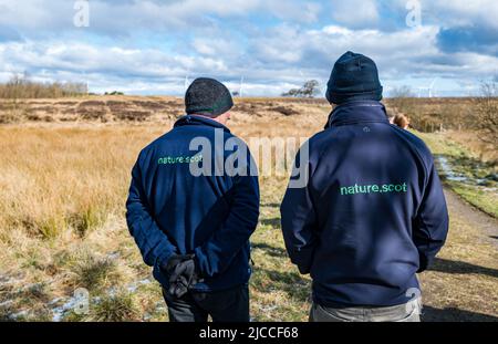 Membri dello staff di Nature Scot presso la riserva naturale nazionale Blawhorn Moss, West Lothian, Scozia, Regno Unito Foto Stock