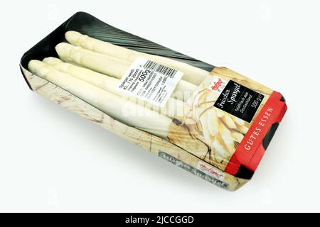 Frischer Weißer Spargel aus Deutschland von Hofgut mit Verpackung auf weissem Hintergrund Foto Stock