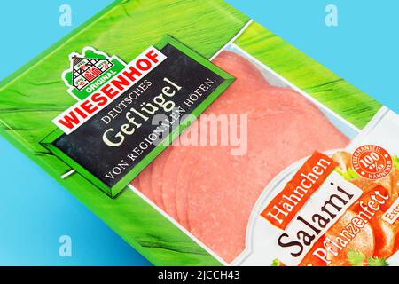 Amburgo, Germania - Giugno 10 2022: Pollo tedesco Salami Wiesenhof Foto Stock