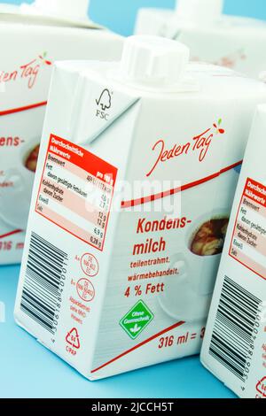 Amburgo, Germania - Giugno 10 2022: Latte di caffè tedesco Kondensmilch Foto Stock