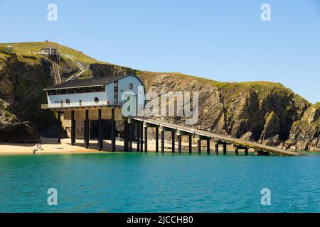 RNLI Padstow Lifeboat Station in una giornata di sole. Immagine presa dal mare. Foto Stock