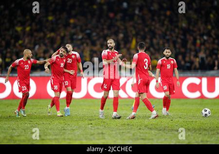 Kuala Lumpur, Malesia. 11th giugno 2022. I giocatori del Bahrain festeggiano dopo aver segnato un gol durante la partita di qualificazione AFC Asian Cup 2023 tra Malesia e Bahrain allo Stadio Nazionale Bukit Jalil. Punteggio finale; Bahrain 2:1 Malesia. Credit: SOPA Images Limited/Alamy Live News Foto Stock