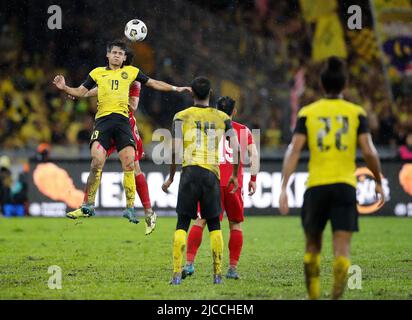 Kuala Lumpur, Malesia. 11th giugno 2022. Ahmad Syihan Hazmi (L) della Malesia in azione durante la partita di qualificazione AFC Asian Cup 2023 tra Malesia e Bahrain allo Stadio Nazionale Bukit Jalil. Punteggio finale; Bahrain 2:1 Malesia. Credit: SOPA Images Limited/Alamy Live News Foto Stock