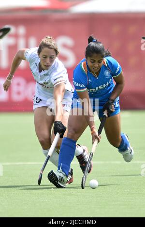 Anversa, Belgio. 12th giugno 2022. Barbara Nelen in Belgio e Neha in India combattono per la palla durante una partita di hockey tra le Red Panthers belghe e l'India nella fase di gruppo (gioco 12 su 16) della Women's FIH Pro League, domenica 12 giugno 2022 a Wilrijk, Anversa. BELGA PHOTO JOHAN EYCKENS Credit: Belga News Agency/Alamy Live News Foto Stock