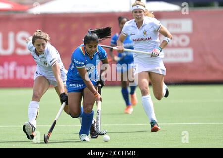 Anversa, Belgio. 12th giugno 2022. Barbara Nelen in Belgio e Neha in India combattono per la palla durante una partita di hockey tra le Red Panthers belghe e l'India nella fase di gruppo (gioco 12 su 16) della Women's FIH Pro League, domenica 12 giugno 2022 a Wilrijk, Anversa. BELGA PHOTO JOHAN EYCKENS Credit: Belga News Agency/Alamy Live News Foto Stock