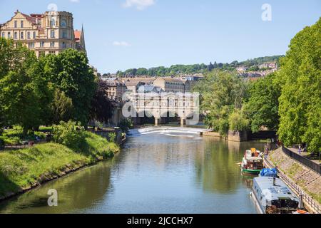 Vista dal North Parade Bridge verso Pulteney Weir & Bridge. L'Empire Hotel è sulla sinistra. Foto Stock