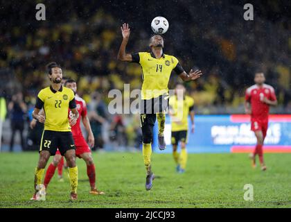 Kuala Lumpur, Malesia. 11th giugno 2022. Mohamad Syamer Kutty (C) della Malesia in azione durante la partita di qualificazione AFC Asian Cup 2023 tra Malesia e Bahrain allo Stadio Nazionale Bukit Jalil. Punteggio finale; Bahrain 2:1 Malesia. (Foto di Wong Fok Loy/SOPA Images/Sipa USA) Credit: Sipa USA/Alamy Live News Foto Stock