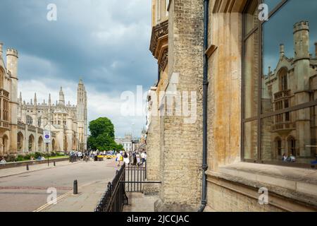 Pomeriggio di primavera sulla King's Parade nel centro di Cambridge, Inghilterra. Foto Stock