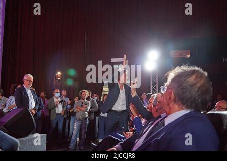 Palermo, Sicilia, Italia. 10th giugno 2022. Più di mille sostenitori del candidato di centro-destra per il comune di Palermo, Roberto Lagalla, hanno partecipato all'ultimo incontro prima del silenzio elettorale al Politeama Multisala di Palermo. Renato Schifani, Ignazio la Russa, Maurizio Gasparri, Gianfranco MiccichÃ¨, Saverio Romano, Carolina Varchi e Francesco Scoma sono stati tra i volti ben noti.FRANCESCO CASCIO, ex candidato al sindaco e candidato al vice sindaco (Credit Image: © Victoria Herranz/ZUMA Press Wire) Foto Stock