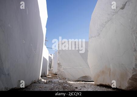 Documentazione fotografica di un deposito di blocchi di marmo bianco pronti per la spedizione Foto Stock