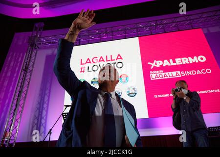 10 giugno 2022, Palermo, Sicilia, Italia: Più di mille sostenitori del candidato di centro-destra per il comune di Palermo, Roberto Lagalla, hanno partecipato all'ultimo incontro prima del silenzio elettorale al Politeama Multisala di Palermo. Renato Schifani, Ignazio la Russa, Maurizio Gasparri, Gianfranco MiccichÃ¨, Saverio Romano, Carolina Varchi e Francesco Scoma sono stati tra i volti ben noti...il candidato ROBERTO LAGALLA (Credit Image: © Victoria Herranz/ZUMA Press Wire) Foto Stock