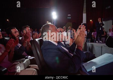 10 giugno 2022, Palermo, Sicilia, Italia: Più di mille sostenitori del candidato di centro-destra per il comune di Palermo, Roberto Lagalla, hanno partecipato all'ultimo incontro prima del silenzio elettorale al Politeama Multisala di Palermo. Renato Schifani, Ignazio la Russa, Maurizio Gasparri, Gianfranco MiccichÃ¨, Saverio Romano, Carolina Varchi e Francesco Scoma sono stati tra i volti ben noti...il candidato ROBERTO LAGALLA (Credit Image: © Victoria Herranz/ZUMA Press Wire) Foto Stock