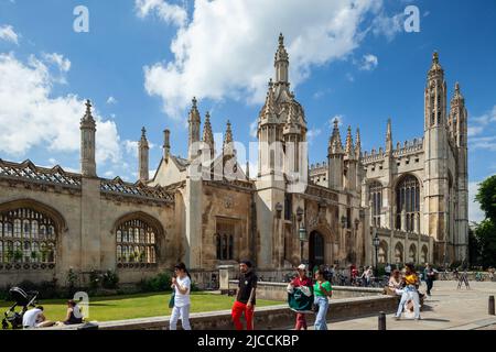 Pomeriggio di primavera sulla King's Parade nel centro di Cambridge, Inghilterra. Foto Stock