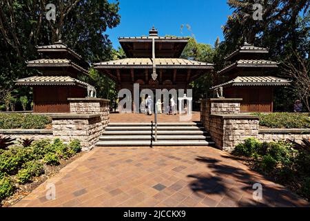 Brisbane Australia / i turisti visitano la Pagoda della Pace Nepalese in South Bank Parklands. Foto Stock