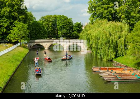 Trinity Bridge sul fiume Cam a Cambridge, Inghilterra. Foto Stock